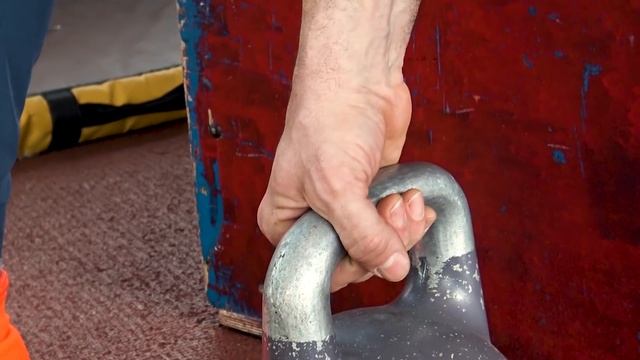 Главное в рывке гири  Как держать гирю сверху  Иван Денисов