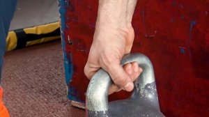 Главное в рывке гири  Как держать гирю сверху  Иван Денисов