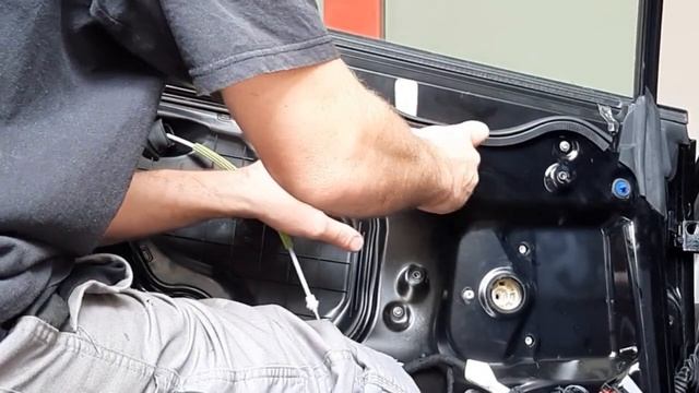 Audi A3 (8P) door handle removal - Tutorial смотреть онлайн