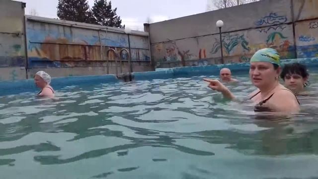 Купаемся в уличном бассейне. Сибирь, весна. смотреть онлайн