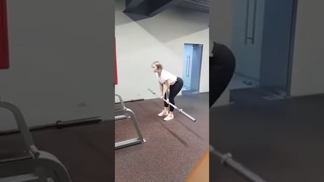 фитнесс, девушка тренируеться приседания с грифом instagram, Story, инстаграм,сторис смотреть онлайн