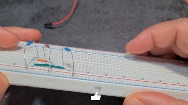 12V To 5V - Super Basic Voltage Regulator Using A Zener Diode On Breadboard смотреть онлайн