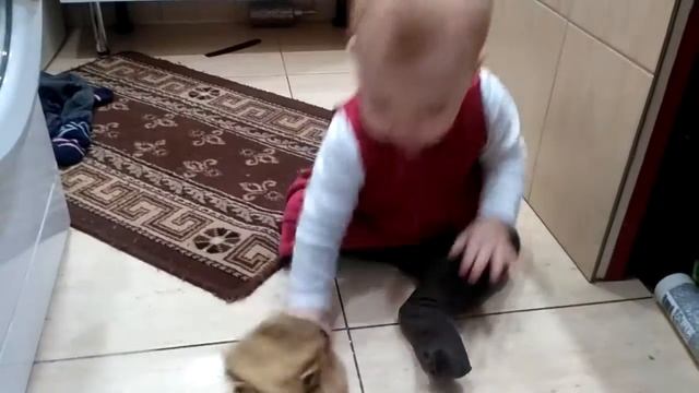 Малышка моет пол смотреть онлайн