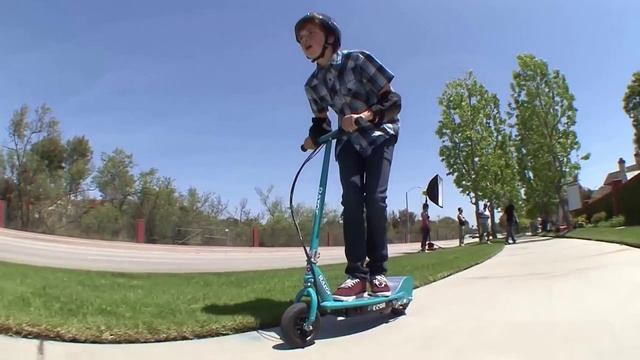 Электросамокат Razor E200 - весёлая езда на электросамокате смотреть онлайн