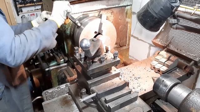 точение проходным и классическим подрезным резцами на удар на токарном станке по металлу смотреть онлайн