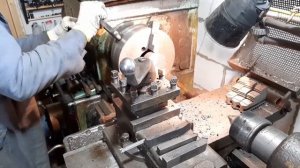 точение проходным и классическим подрезным резцами на удар на токарном станке по металлу