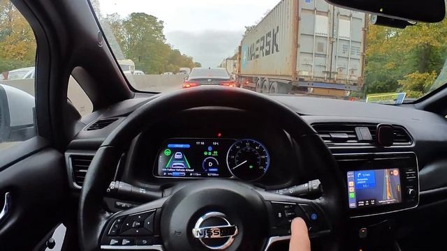 Электромобиль Nissan Leaf в левом ряду на КАД – скорость до 130 км/ч смотреть онлайн