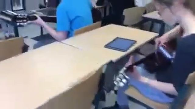 Tbl 2dh (havo) speelt de Theme song van de looney tunes смотреть онлайн