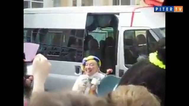Кевин Костнер и Томас Андерс подарили детям Форд (piter.tv) смотреть онлайн