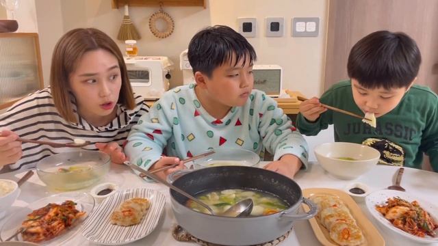 가족먹방 겉절이 수제비 감자전 먹방 mukbang смотреть онлайн