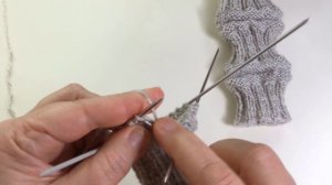 Детские гетры, которые не сползают к щиколотке. Вязание спицами / Children's gaiters.