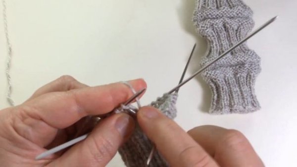 Детские гетры, которые не сползают к щиколотке. Вязание спицами / Children's gaiters.