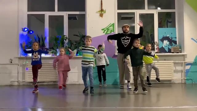 Младшая группа, первые наброски на танец (студия Funky people Город Серов) смотреть онлайн