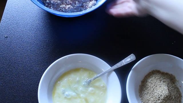 Котлеты из фарша в панировочных сухарях