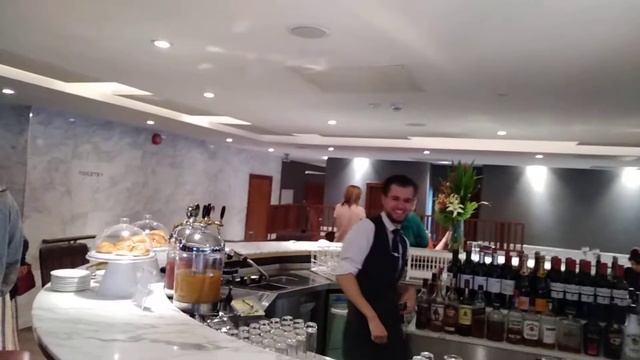 Gatwick airport London l lounge before covid19 l Gatwick Airport Lounge l London l No1 Lounge Revie смотреть онлайн