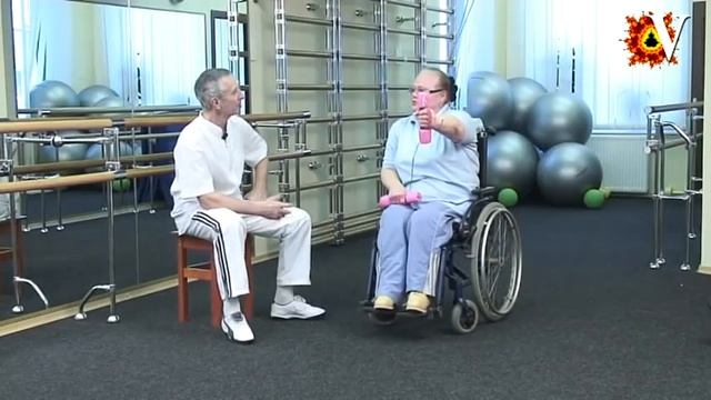 Занятия с гантелями лежа. Мы можем смотреть онлайн