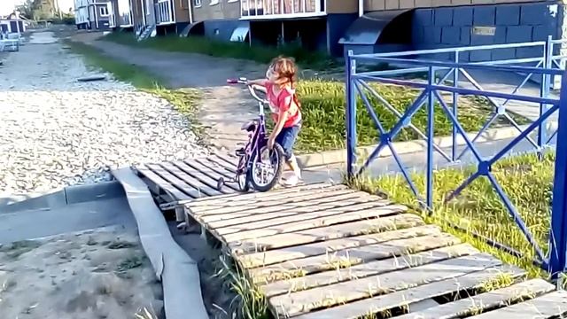 Учимся кататься на велосипеде... смотреть онлайн