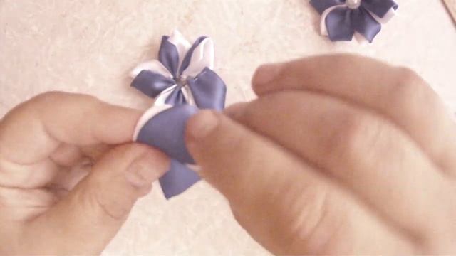 Резинка канзаши своими руками из лент \ Elastic kanzashi their hands of the tapes\DIY смотреть онлайн
