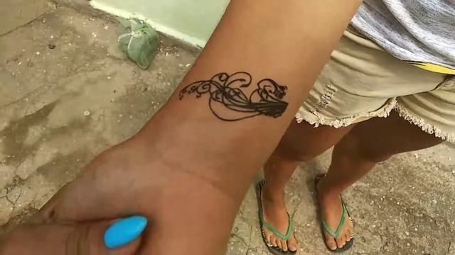 Клеим татуировки с подругой. Получилось? смотреть онлайн