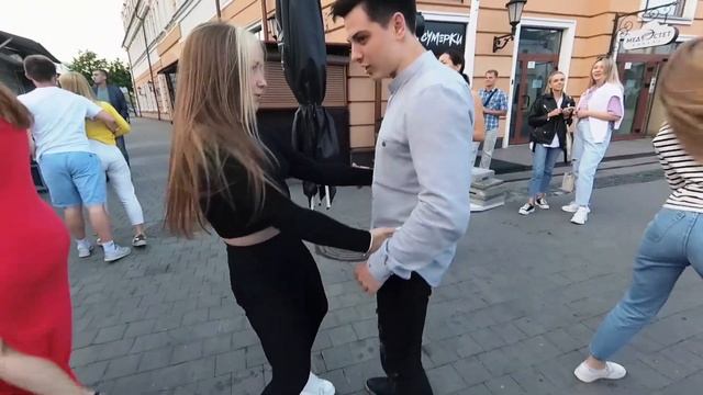 КАК НАЙТИ СЕБЕ ДЕВУШКУ ЗА 5 МИНУТ | ПОЦЕЛОВАЛА НА ПЕРВОМ СВИДАНИИ смотреть онлайн