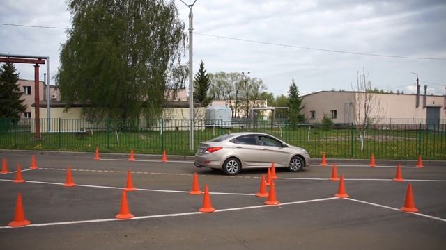 Сдача экзаменов на площадке ГИБДД. Упражнение "Параллельная парковка" смотреть онлайн