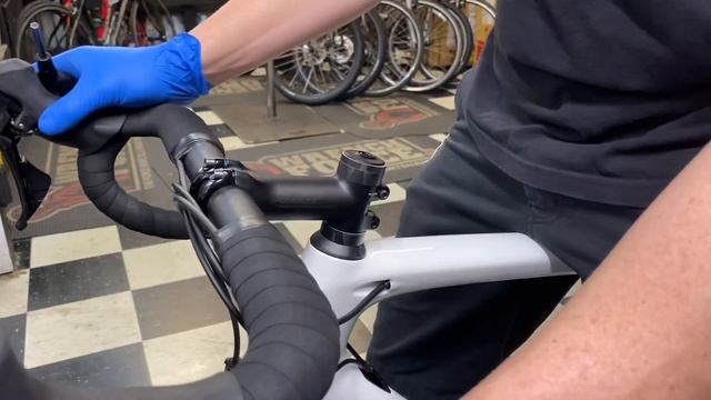 HOW TO LOWER HANDLEBARS AND STEM (ADJUSTING HEADSET) *TIGHTEN HEADSET* SLAM STEM. SPECIALIZED TARMA смотреть онлайн
