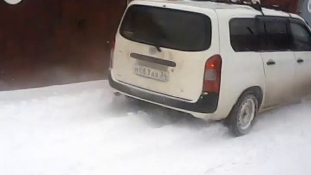 Toyota Probox 4 WD   штурм зимнего