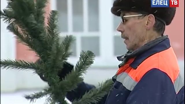 На площади Ленина продолжаются работы по установке главного символа Нового года смотреть онлайн