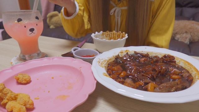 SUB)vlog?라이스버거 만들고 치즈 불닭볶음면?, 짜장면과 순대볶음, 화장대 설치하고 동물병원 다녀오기?, 캡사이신 먹방으로 시작하는 하루들?️