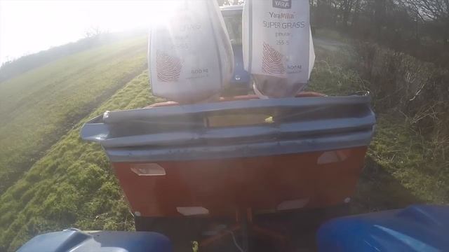 Fertiliser spreading 2016 with KUHN AXIS 40.1 W - (GOPRO) смотреть онлайн