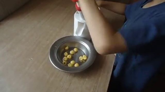 Отделитель, выдавливатель косточек вишни и черешни (Cherry Corer) смотреть онлайн