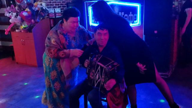 Подарок ко дню рождения. Старое кафе. смотреть онлайн