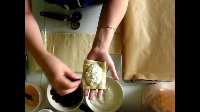 Как приготовить слойки с творогом и ягодами смотреть онлайн