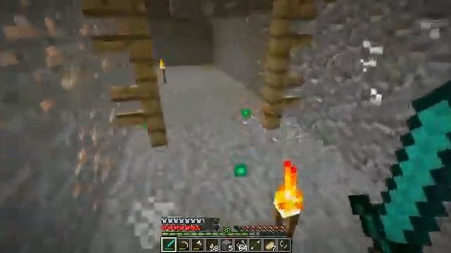 Видео: Как убить пауков в заброшенной шахте в Minecraft алмазным мечом и уничтожить спаунер пауков? смотреть онлайн