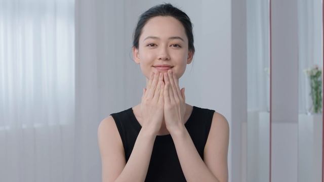 Clarins Beauty School - How to apply your face oil смотреть онлайн