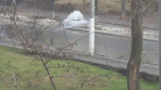 Гейзер на Гарибальди - течёт больше чем пол дня. Кто за это заплатит? смотреть онлайн