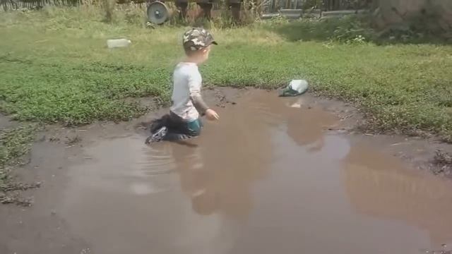 Что будет если искупаться в луже? Мнительным родителям не смотреть! смотреть онлайн