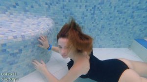 Купальщица в горячем бассейне