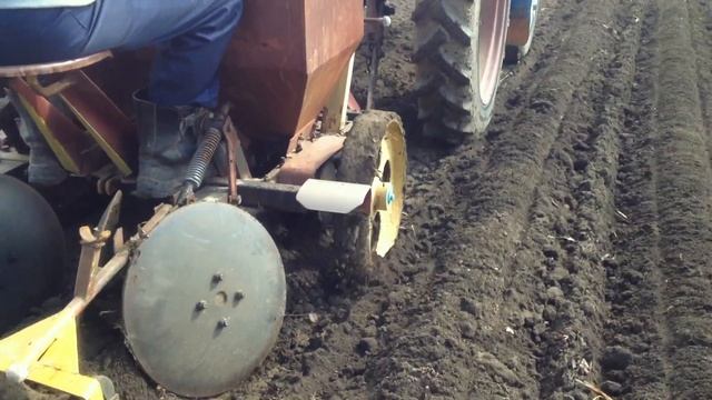 Посадка картофеля сажалкой 2СМ-2 для минитрактора
