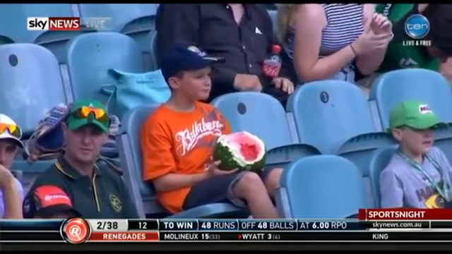 Мальчик необычно ест арбуз смотреть онлайн