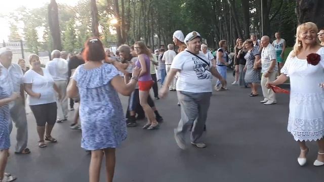 А поезд тихо ехал на Бердичев...Народные танцы,сад Шевченко,Харьков!!! смотреть онлайн