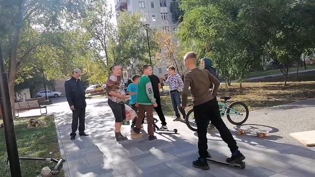 чёткая покатушки получилась! Артура толкнула какая-то бабка!!! смотреть онлайн