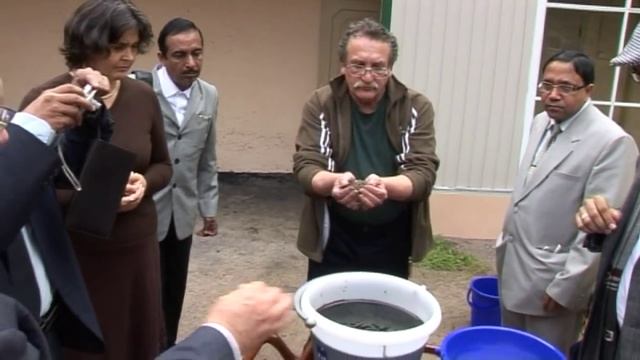 Инженер тестирует воду смотреть онлайн