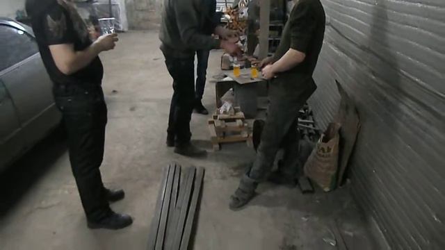 Жарим сардельки на мангале не выходя из гаража. На улице сыро и ветренно... смотреть онлайн