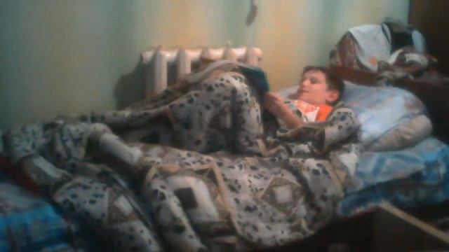 мальчик делаеет уроки