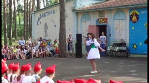 Видео девочка поет песню.