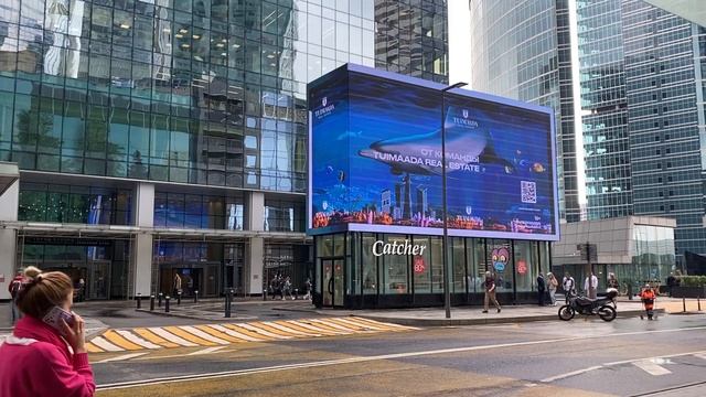 3D Магия в Маркетинге: Создание Впечатляющего Визуального Опыта на Медиа Кубах смотреть онлайн