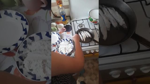 Жена жарит рыбу #весёлаясемейка #семья