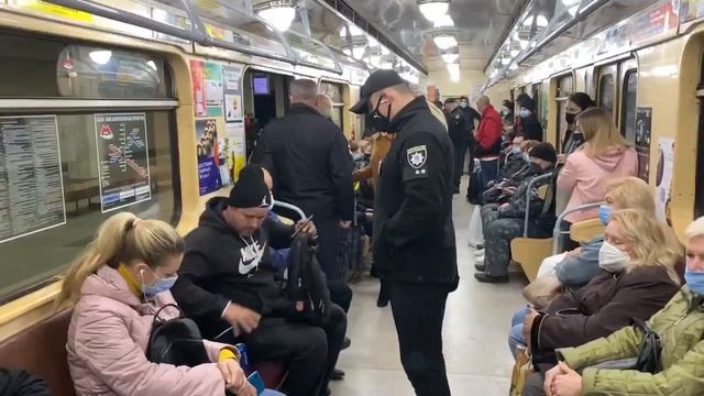 В харьковском метро полиция отлавливает людей без маски смотреть онлайн
