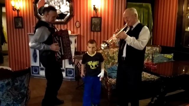 Глеб играет на бубне смотреть онлайн